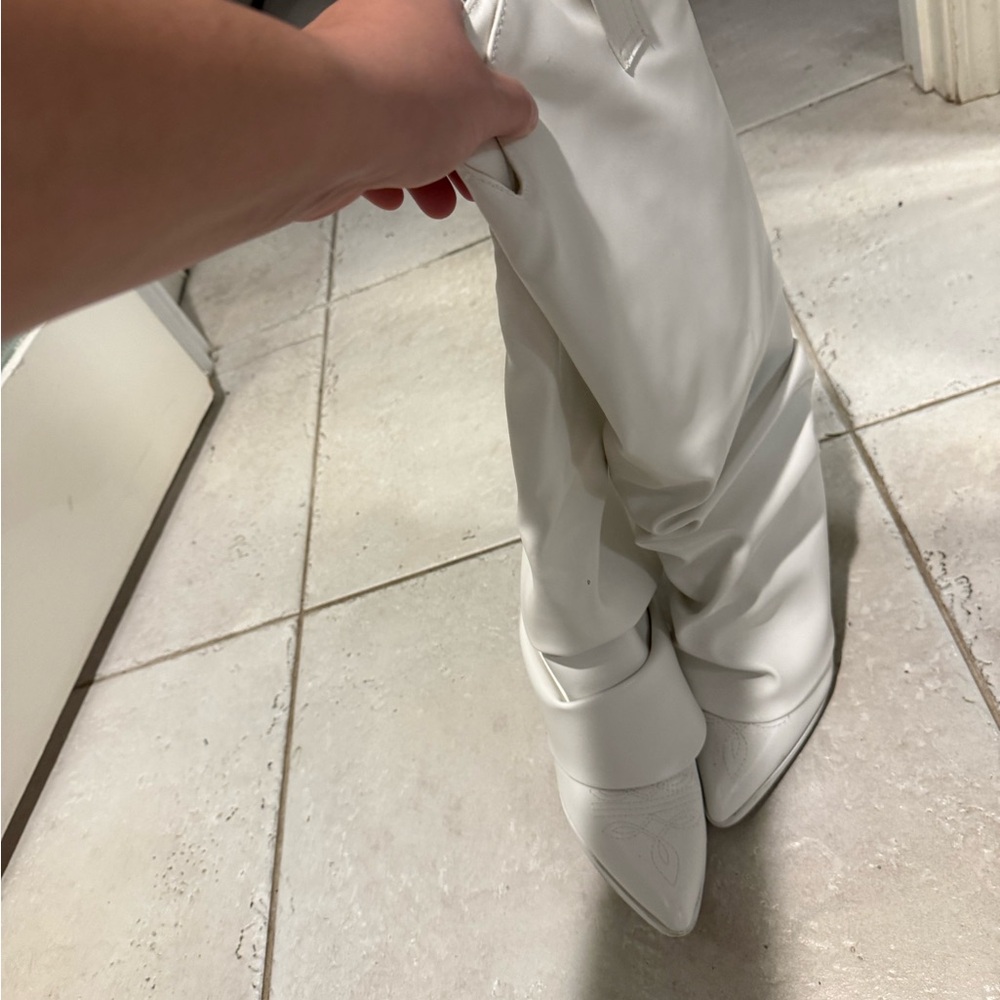 White Women's cowgirl Boots - Picture 3 of 5